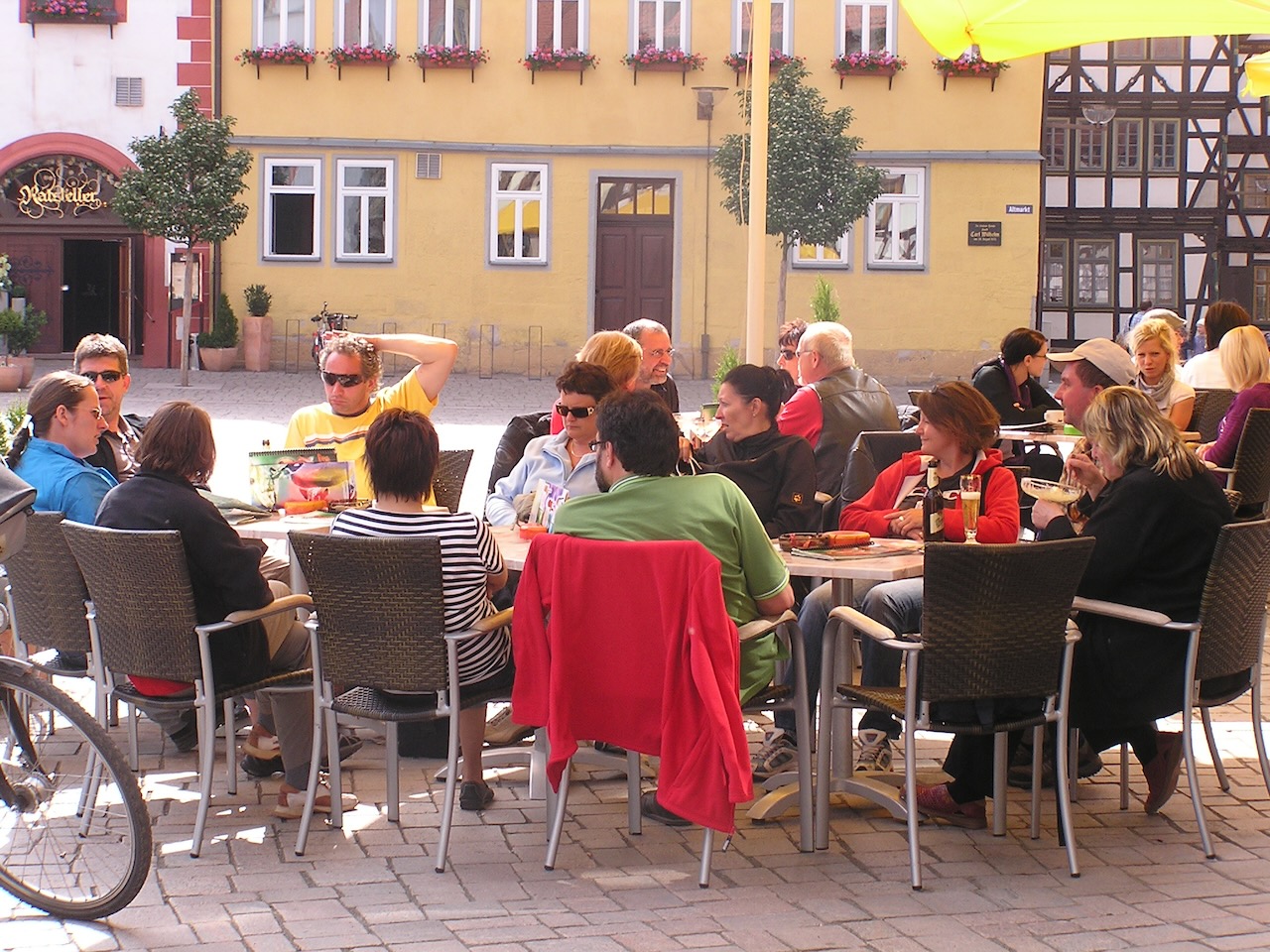 Jetzt könnte aber langsam mal die Bedienung kommen. Keine Panik. Jeder bekommt etwas ...